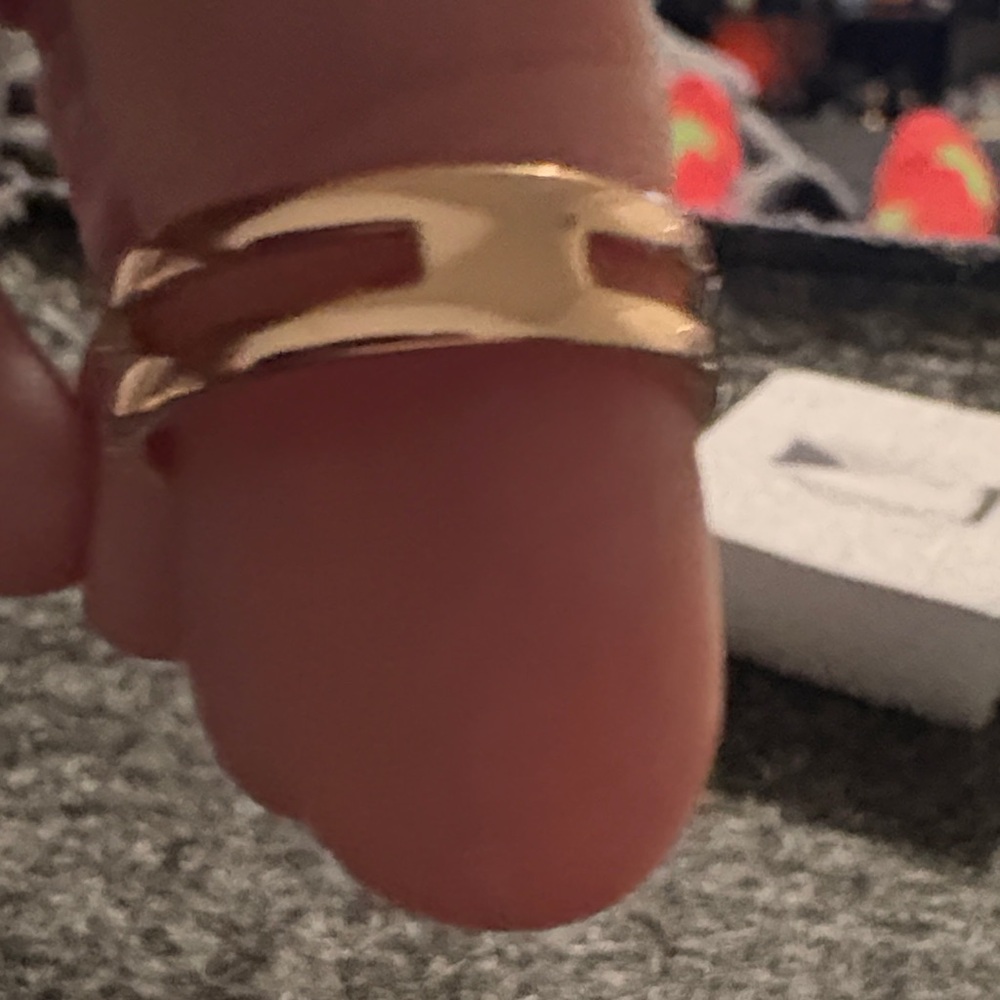 Elegant Gold and Green Gemstone Ring - Picture 2 of 2